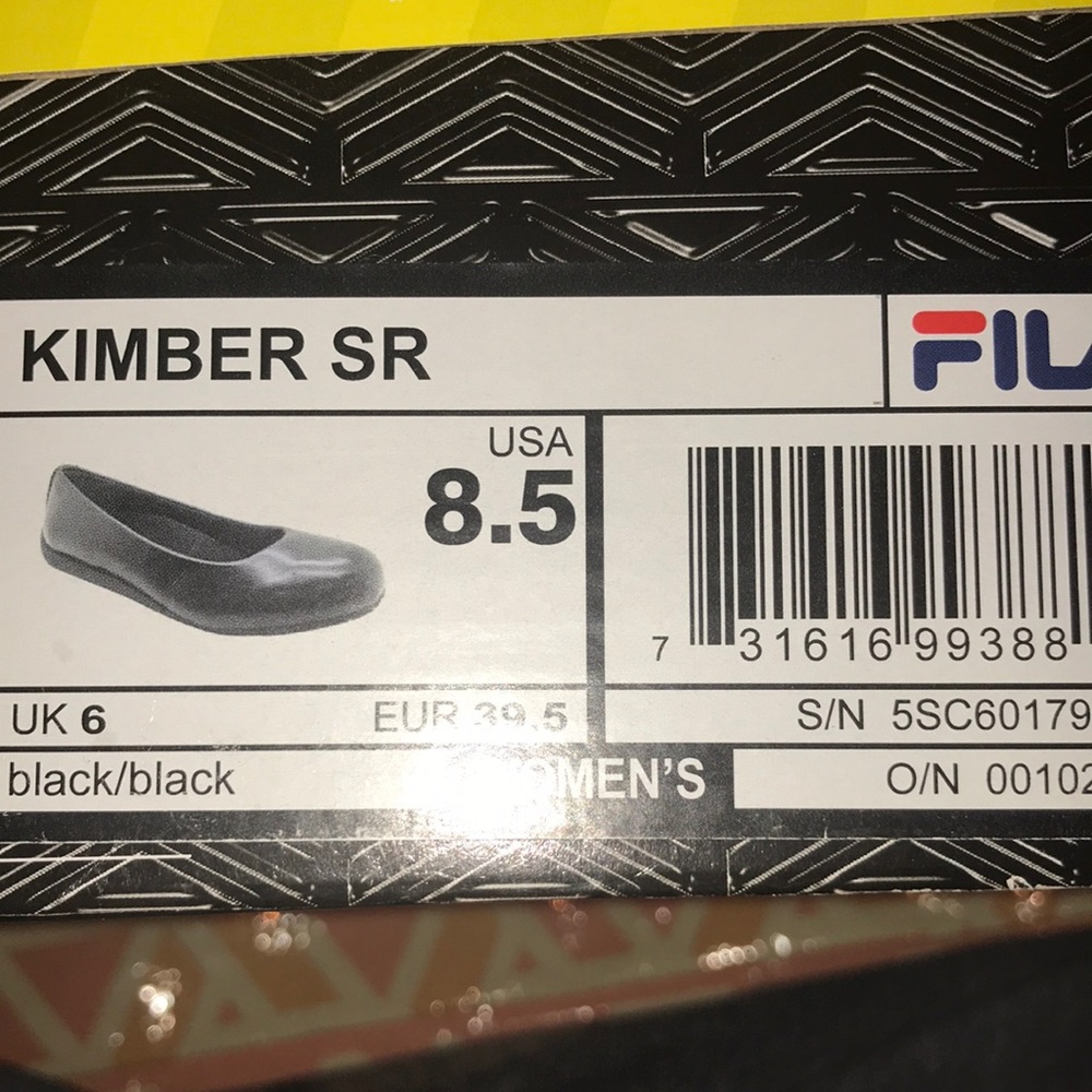 I’m selling these fila slip resistant dress shoes